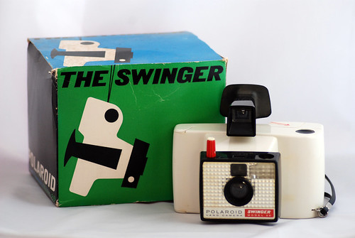 Камера из видео – Polaroid Model 20 "The Swinger" выпускалась 1965 по 1970 годы.Мне попадалась фраза в описаниях камеры,  что она была "в каждом доме"